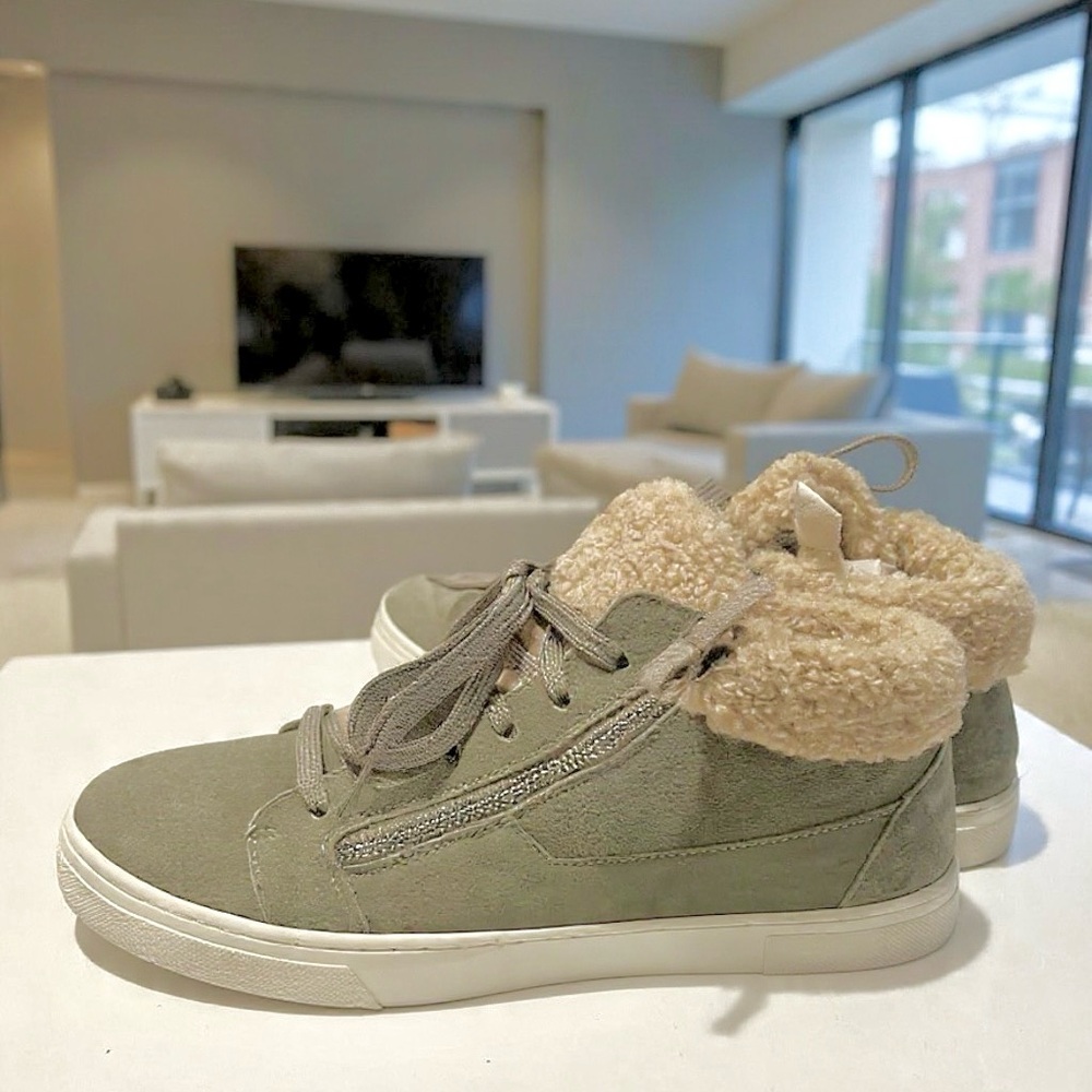 Steve Madden Tan Faux Fur Kameo fashion sneakers.